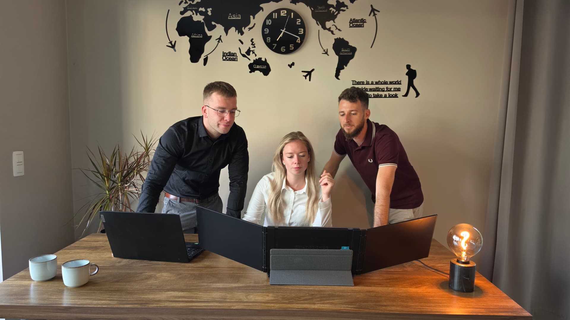 Het team van Multomato werkt samen aan de schermen